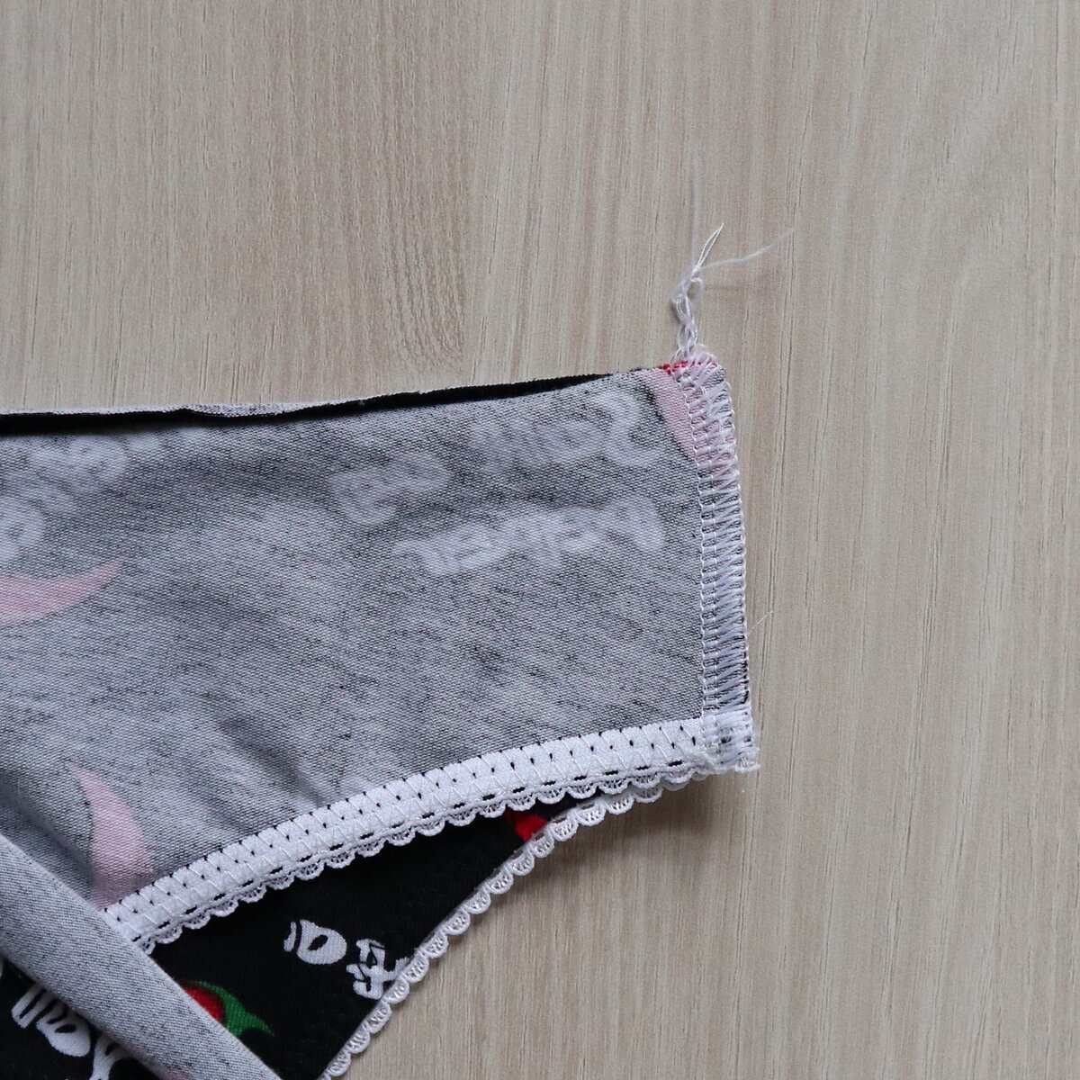 Фото 1. Боковой шов выполнен на оверлоке.