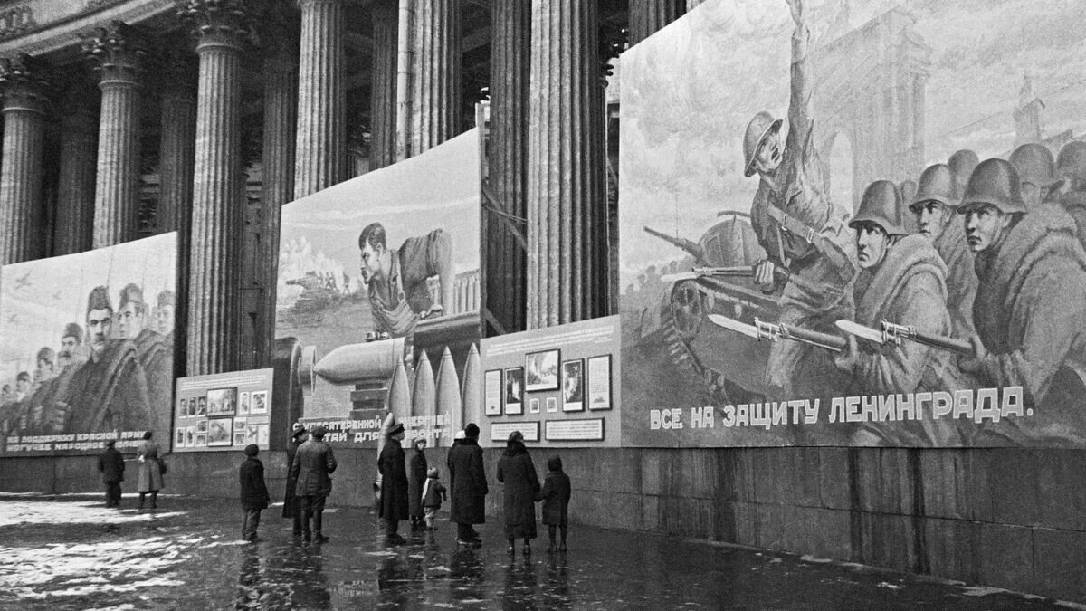    Блокада Ленинграда. Плакаты на Казанском соборе © РИА Новости / Анатолий Гаранин