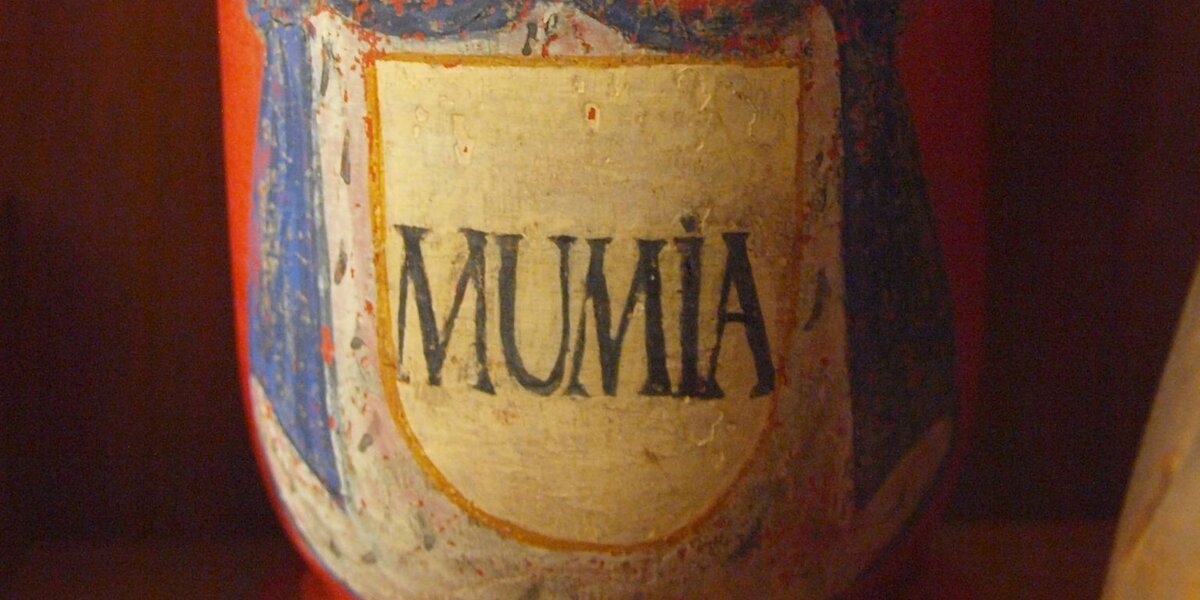 Аптекарский сосуд XVIII века с мумиё. Изображение: Wikimedia Commons