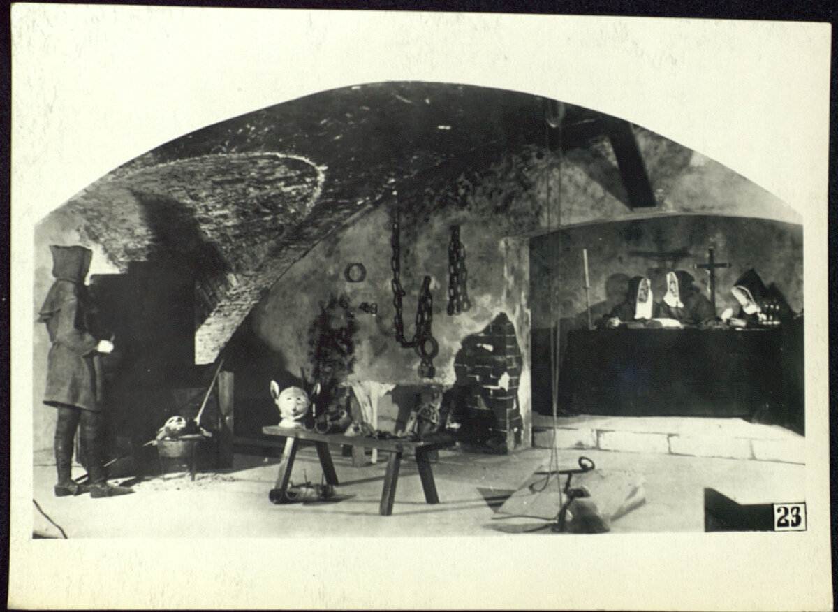 Обстановочная сцена "Заседание инквизиционного трибунала в Испании"