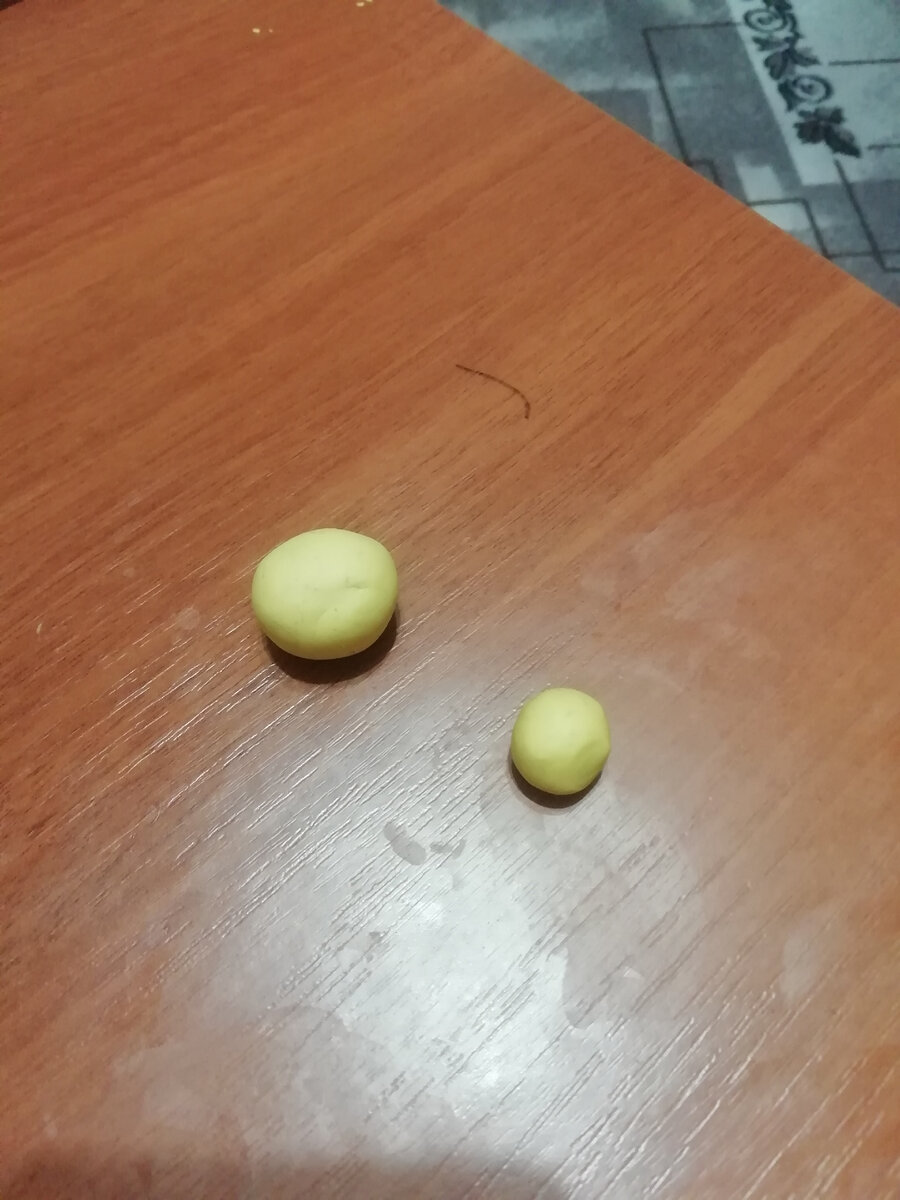 Катаем ещё один шарик побольше для тела. 