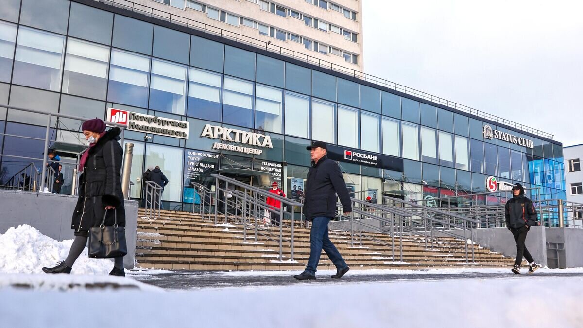    Люди проходят возле делового центра "Арктика" в Мурманске© РИА Новости / Павел Львов