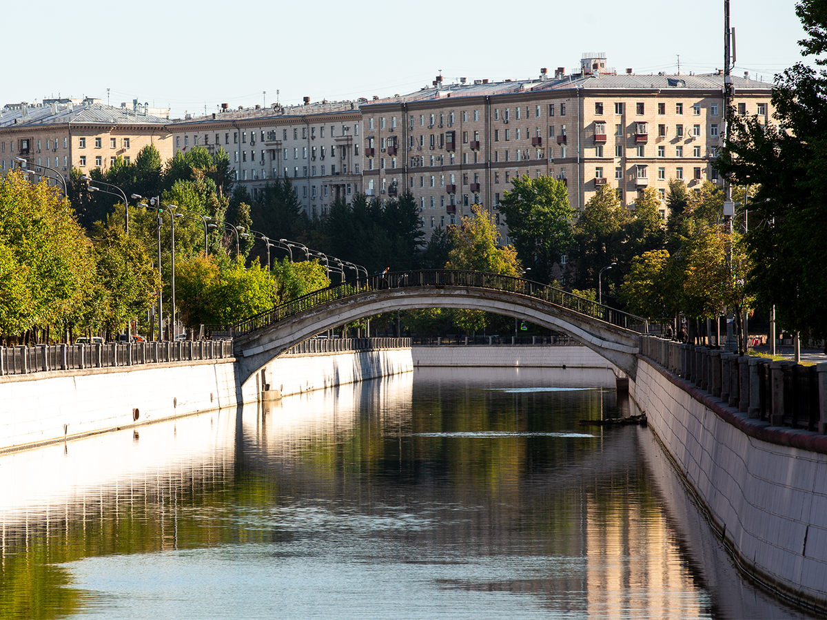 Знаковые места района известны всей Москве: Лефортовский дворец, центр современного искусства Винзавод, сад им. Баумана и «Сокольники», АРМА и Artplay.