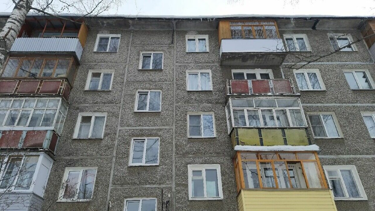     Квартиру, в которой проживает пожилая нижегородка — мать мобилизованного, арестовали за долги. Женщина с мизерной пенсии пытается закрыть задолженность и пени. За помощью в решении проблемы она через приятельницу обратилась к спикеру Законодательного собрания Нижегородской области Евгению Люлину.
