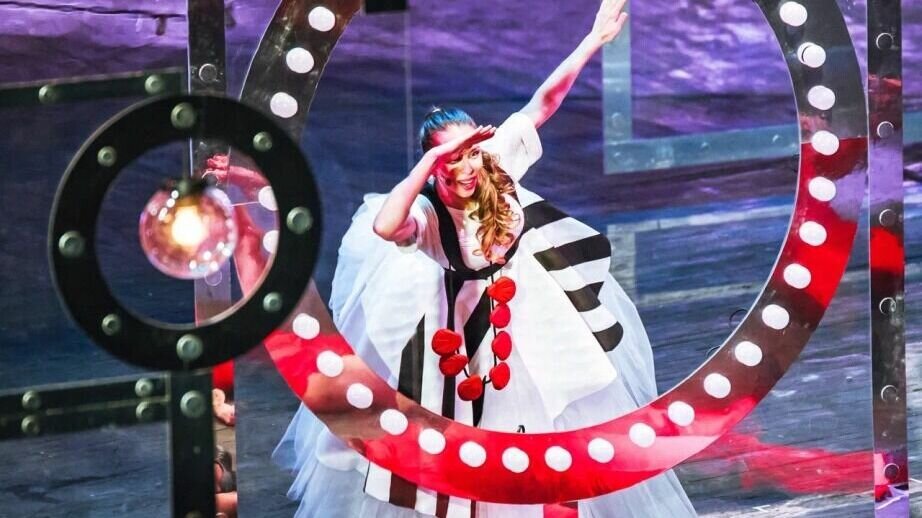     18 ноября в Хабаровске пройдёт премьера спектакля «Алые паруса» (12+) по мотивам повести Александра Грина на музыку Максима Дунаевского.