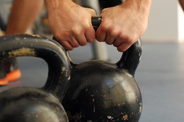     Почему мужчинам после 40 лет стоит регулярно заниматься с гирями: 4 веские причины