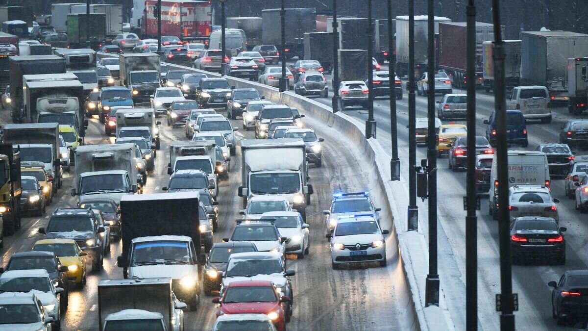    Автомобильное движение на Московской кольцевой автомобильной дороге© РИА Новости / Максим Блинов