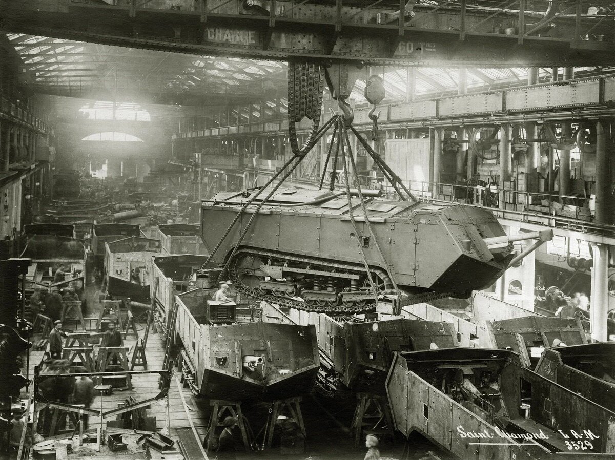 Цех сборки FAMH (Compagnie des forges et aciéries de la Marine et d'Homécourt) танков  Char Saint-Chamond Modèle 3 
