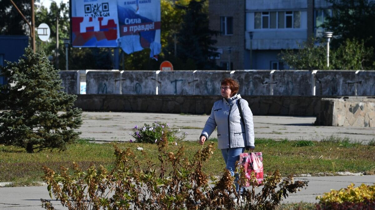    Женщина на улице города Энергодар© РИА Новости