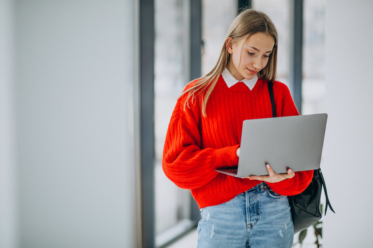 <a href="https://ru.freepik.com/free-photo/girl-student-with-laptop-standing-by-the-window-in-corridor_7376227.htm#query=%D0%A1%D1%87%D0%B0%D1%81%D1%82%D0%BB%D0%B8%D0%B2%D1%8B%D0%B9%20%D1%83%D1%87%D0%B5%D0%BD%D0%B8%D0%BA&position=14&from_view=search&track=sph">Изображение от senivpetro</a> на Freepik