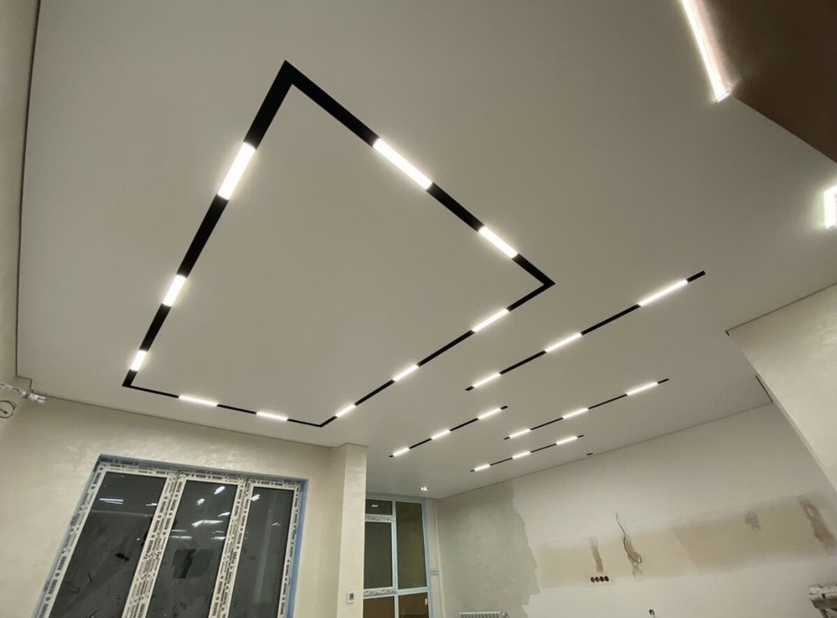 Сейчас очень набирает все большую популярность потолки со встроенными трековыми светильниками в минималестичном стиле.