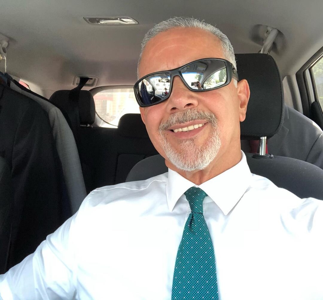 Фото Фрэнка в машине по пути на работу