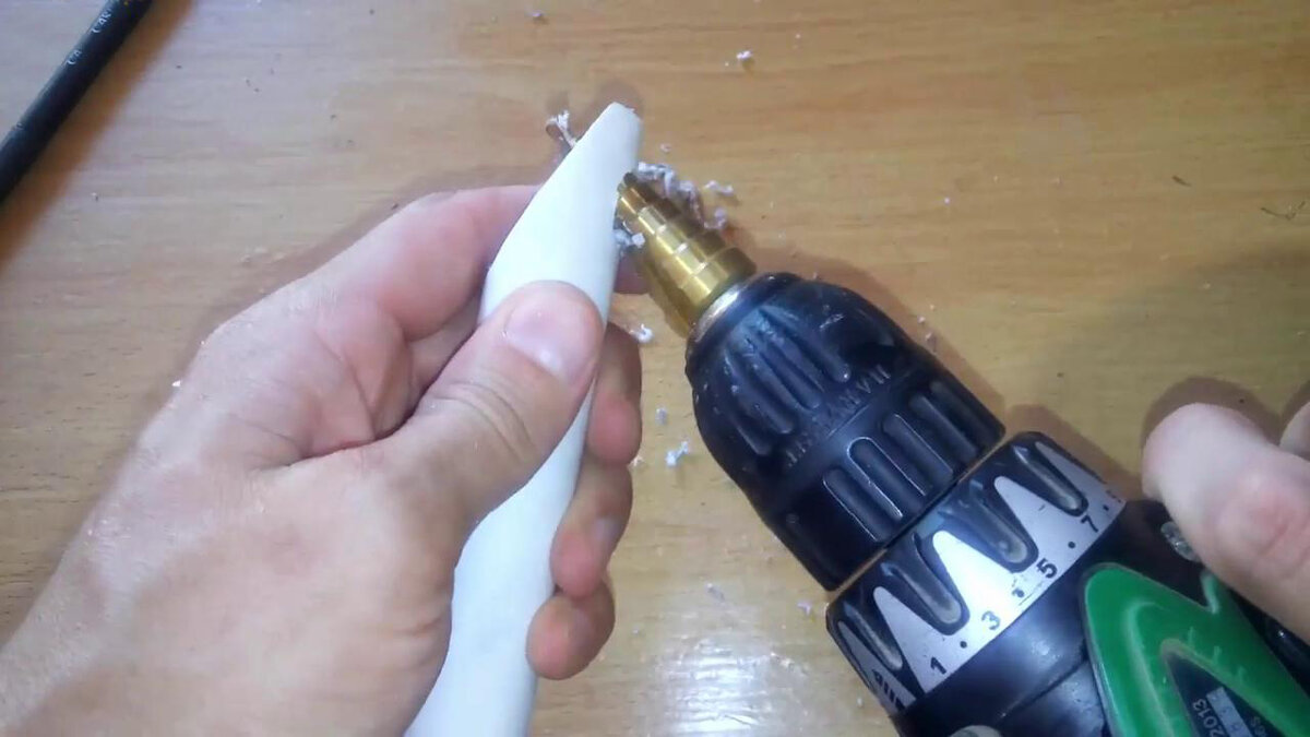 Простой пылеуловитель из обрезка пластиковой трубы
