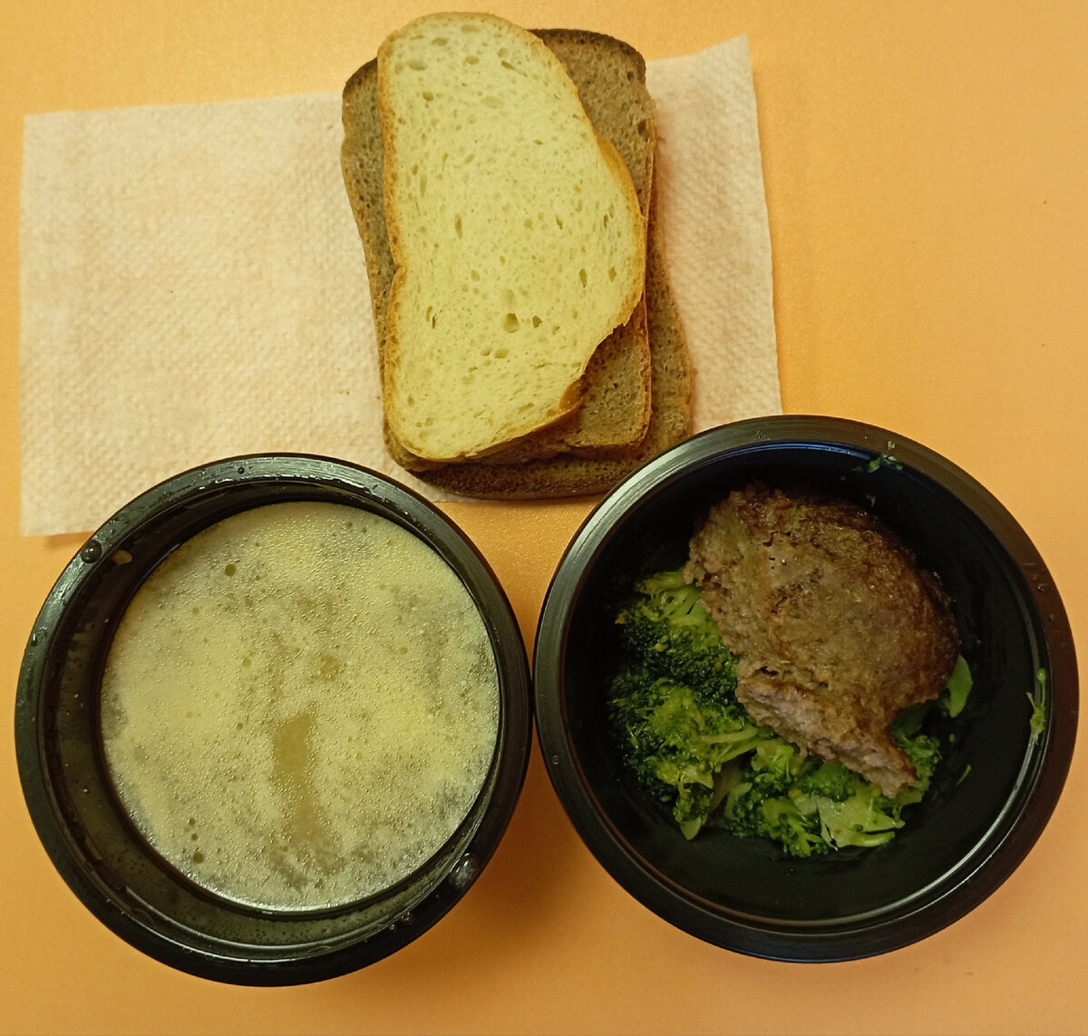 Странный суп, котлета мясная с брокколи, хлеб, чай.