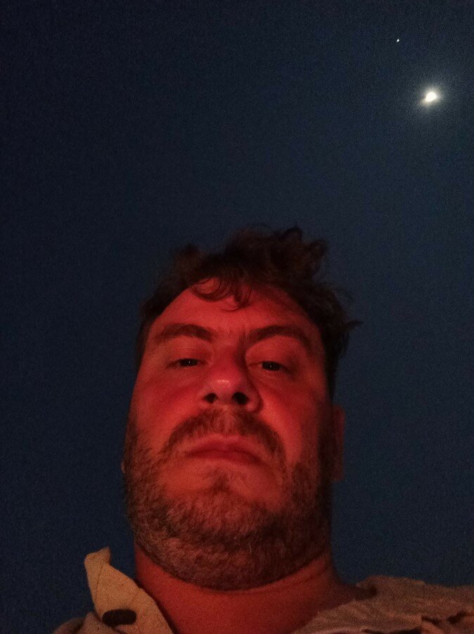 Это я на фото в темноте. На меня светит свеча