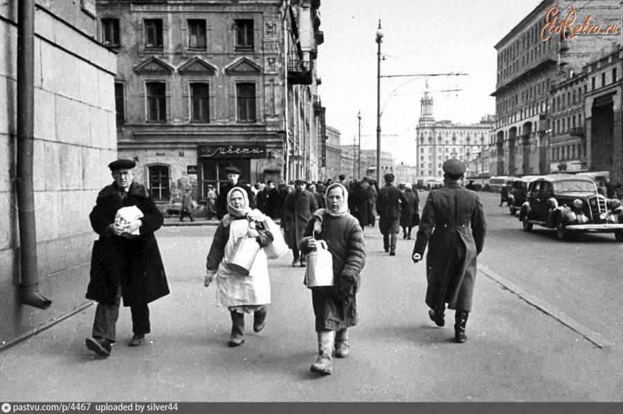 Молочницы на улице Горького, 1947 г. Автор: Thomas Mcavoy. Источник: Архив журнала «Life».
