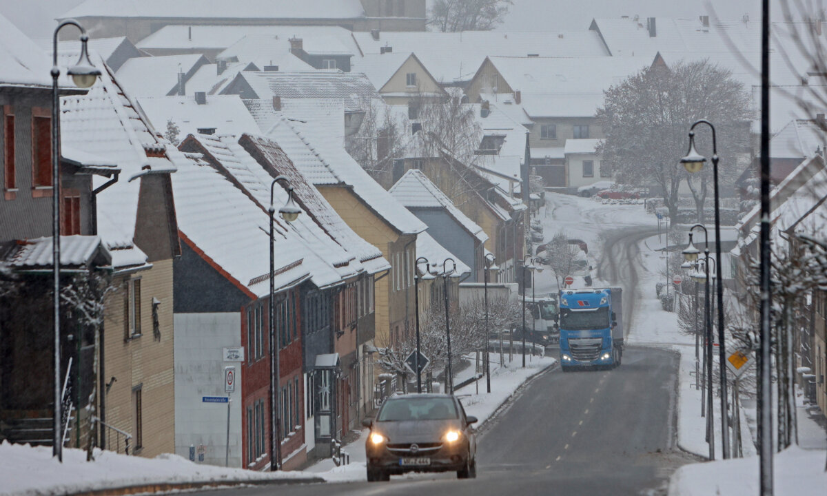 Ключевая тема последних дней: перерастёт ли торговое разногласие в настоящую торговую войну между ЕС и США? Хороший материал на тему выпустили несколько обозревателей. А я ещё немного поизучаю этот вопрос.