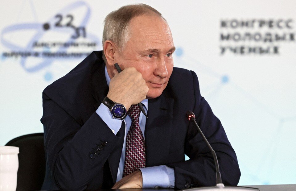     Путин подчеркнул, что такой человек в первую очередь тот, кто оказывает помощь другим по "доброй воле"  REUTERS