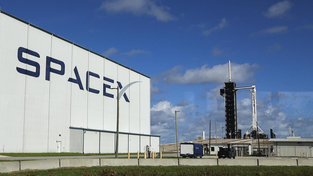    Логотип SpaceX:Kevin Dietsch/Getty Images