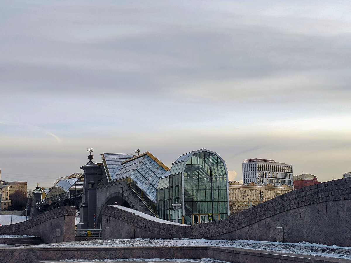 Вид на мост с площади Европы.