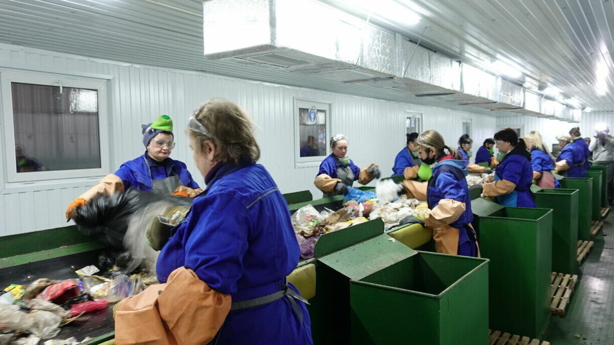     В Ростове меняют местоположение дорожных камер и разгребают горы мусора, пока в Новошахтинске силовики пытаются задержать вооруженного пулеметом дезертира, ранившего человека.