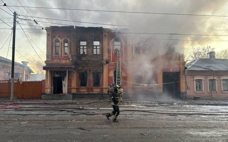 Заглавное фото: пожар в центре Донецка после ночных обстрелов националистов