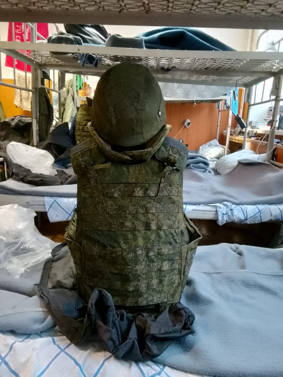 Получили бронежилеты и каски.