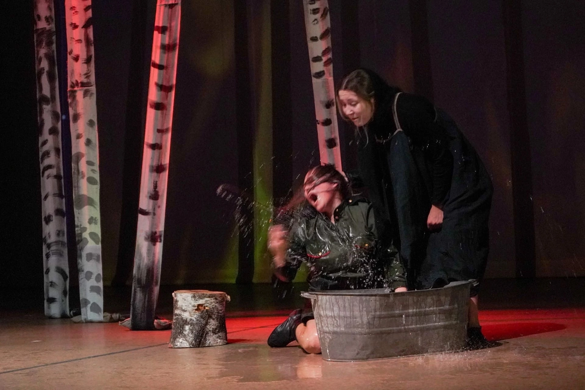 Момент из спектакля