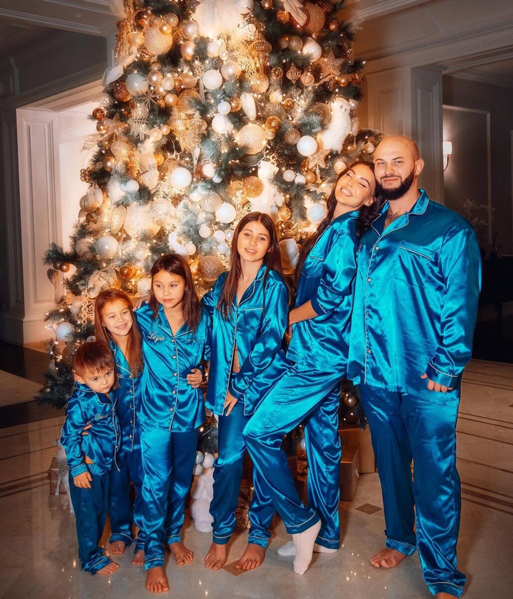    Оксана Самойлова и Джиган с детьми Фото: Инстаграм (запрещен в РФ)