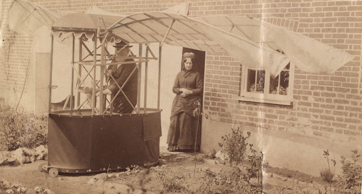 Петтигрю и одна из версий его орнитоптера; женщина на фото — по-видимому, жена Петтигрю Элси Белл Петтигрю (Elsie Bell Pettigrew) (урождённая Грей (Gray)), занимавшаяся филантропией и основавшая Музей естественной истории Белла Петтигрю.