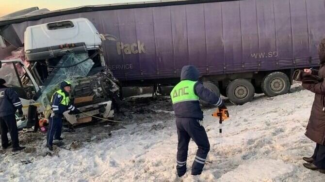     Сегодня на трассе Тюмень – Екатеринбург столкнулись три грузовика. По информации пресс-службы ГИБДД Свердловской области, погиб 64-летний водитель Iveco Stralis.