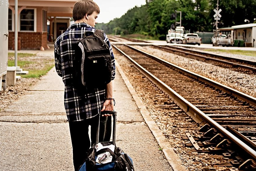 покинуть дом. самостоятельная жизнь картинки. ссора с родителями. переезд от родителей. дети живут с родителями.
