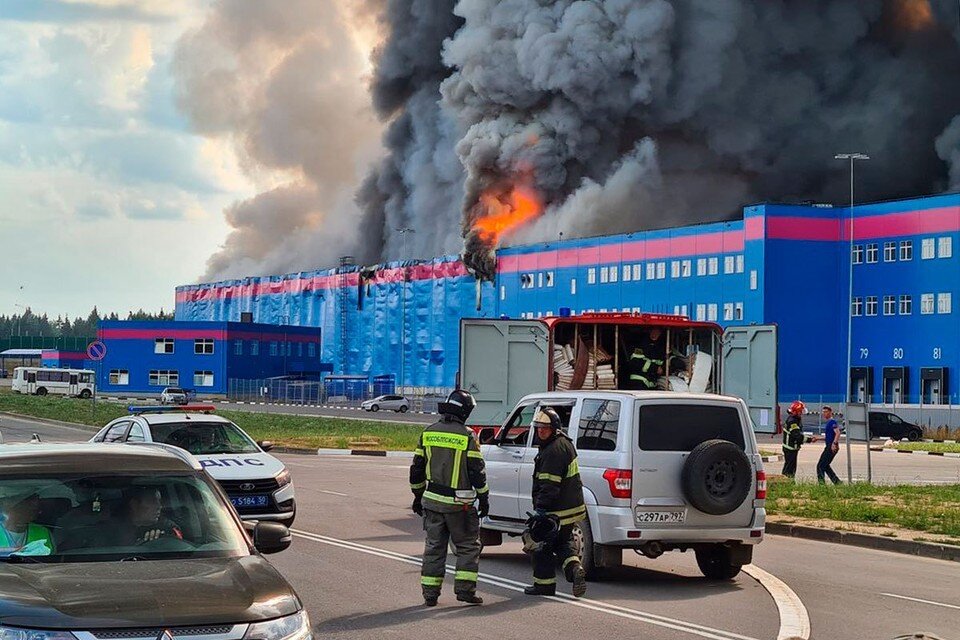 Пожары москва август. Пожар Озон 2022. Пожар на складе Озон в Подмосковье. Пожар на складе Озон 3 августа 2022. Пожар Озон Истра 2022.