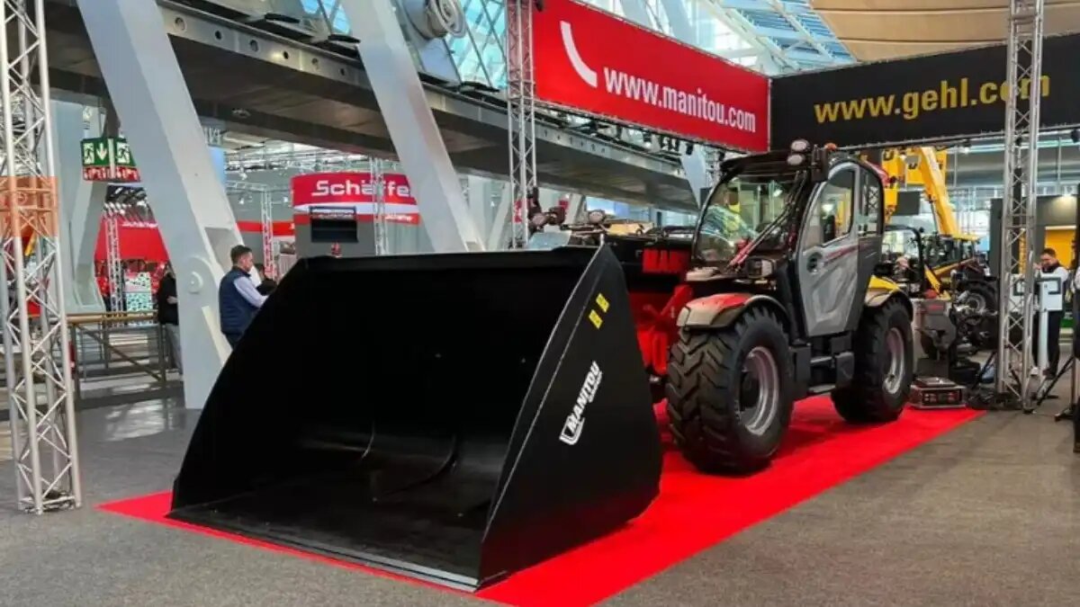Фото: trekkeronline.nl Новый телескопический погрузчик Manitou MLT 850-145 NewAg XL на выставке Eurotier-2022