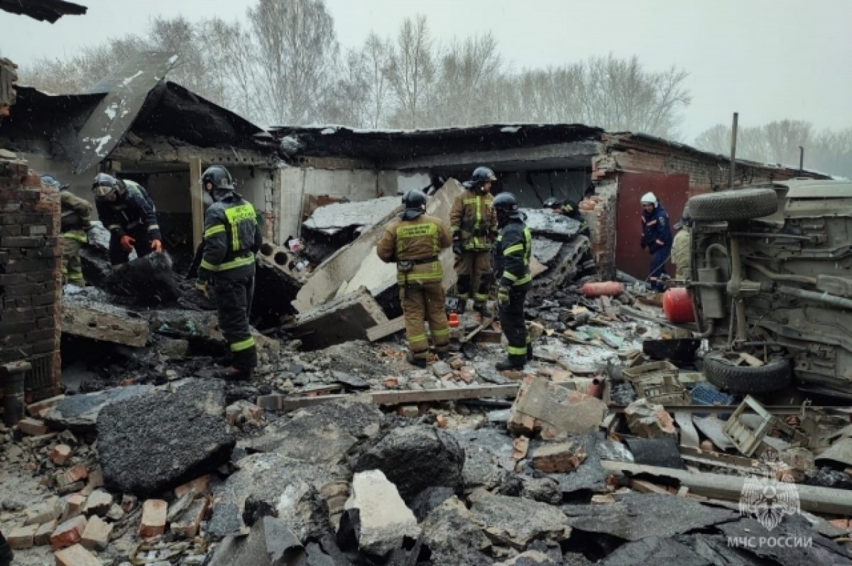    В Новосибирске опубликованы фото и видео с места взрыва газа в гаражах