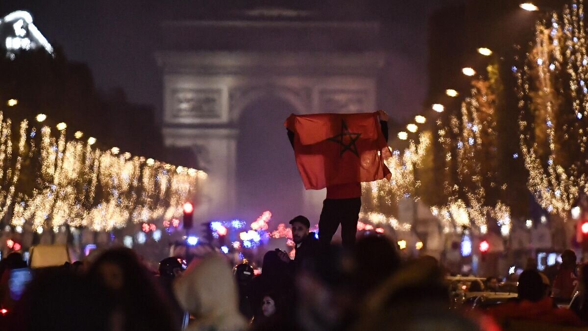    Болельщики сборной Марокко по футболу в Париже© AFP 2022 / JULIEN DE ROSA