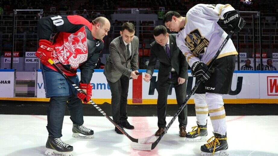     В Хабаровске начался отборочный этап Всероссийский чемпионат Офицерской хоккейной лиги. В турнире принимают участие двенадцать команд.
