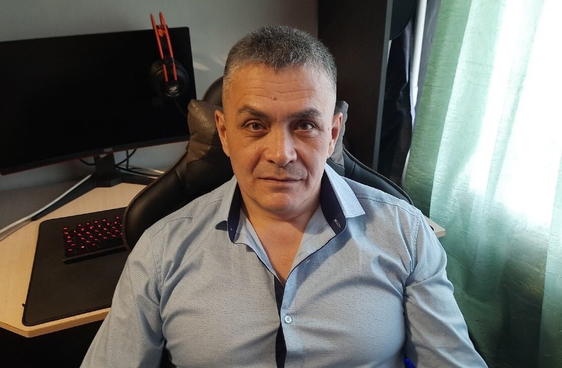С нами на завалинку присел Ринат Тактарин, автор, взорвавший самиздат книжной серией Неведомые Дороги и написавший ряд других захватывающих книг, но о личности автора известно до обидного мало. Я решил это исправить.  Итак, приступим!   