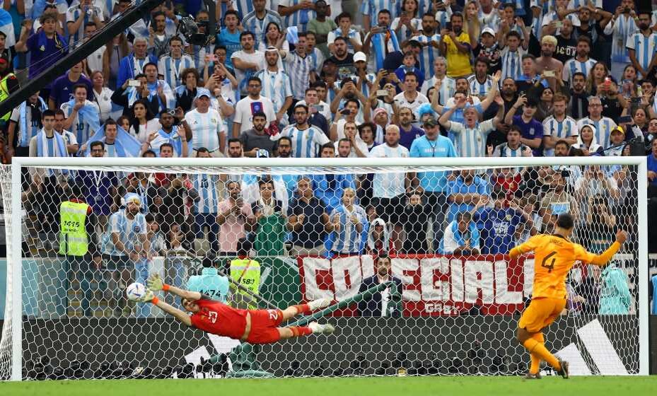    Аргентинец Эмилиано Мартинес отражает удар нидерландца Вирджила ван Дейка. Фото: Reuters