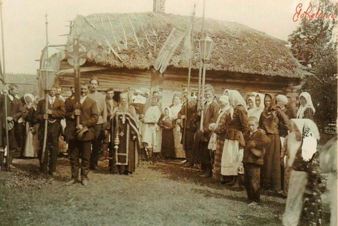 
Крестный ход. 1912, Белоруссия, Брестская область, Столинский район. Автор: Сербов И.А. Источник: Белорусы на снимках Исаака Сербова (1911-1912) (на белорусском языке). Минск: Белорусская энциклопедия, 2012. https://www.etoretro.ru/pic174502.search.htm