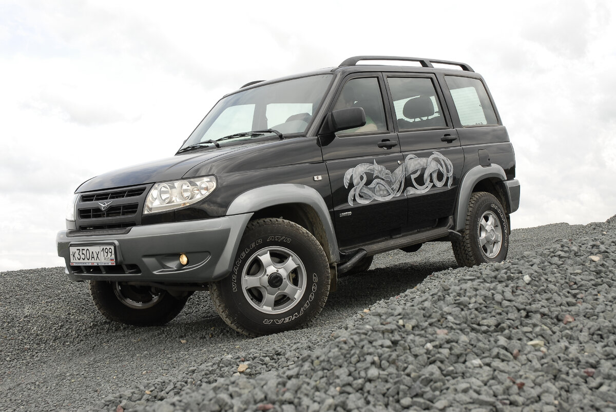 Мой Patriot 2007 года. Аэрографию я сделал после того, как машину пытались угнать. Сделать это помешала секретка, но я предпочел подстраховаться. С аэрографией автомобили угоняют крайне редко.