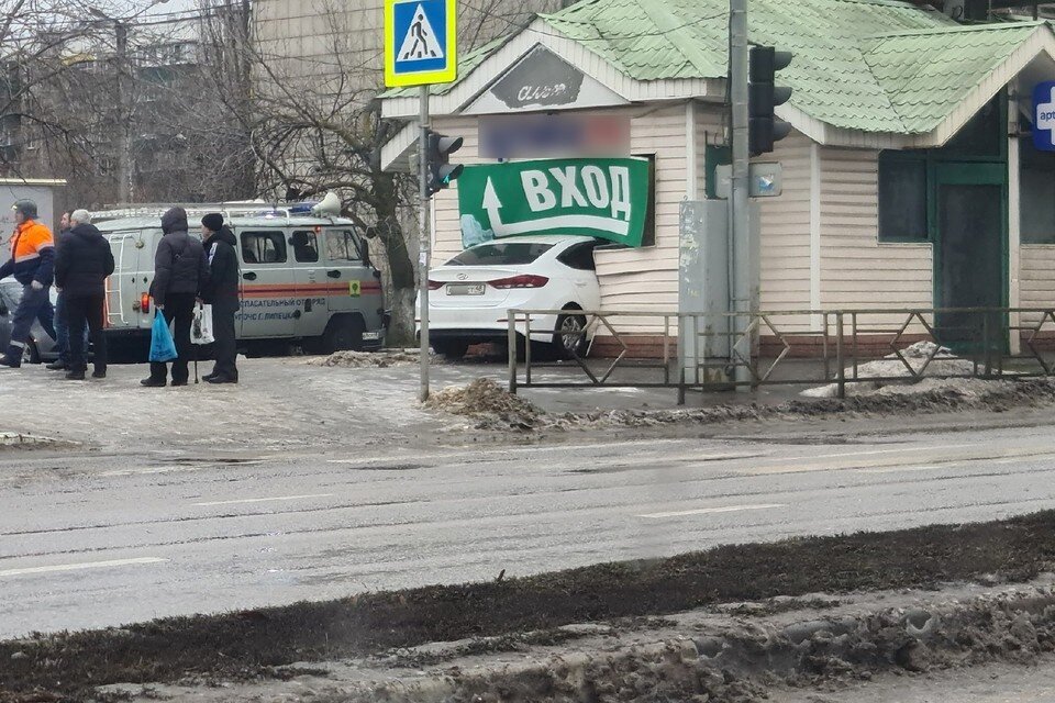     В Липецке водитель Хендая протаранил аптечный киоск
