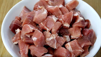 Для начала тщательно помойте кусок свинины, высушите и на разделочной доске нарежьте ее небольшими кубиками. Переложите нарезанное мясо в миску, где оно будет мариноваться, и приготовьте маринад.