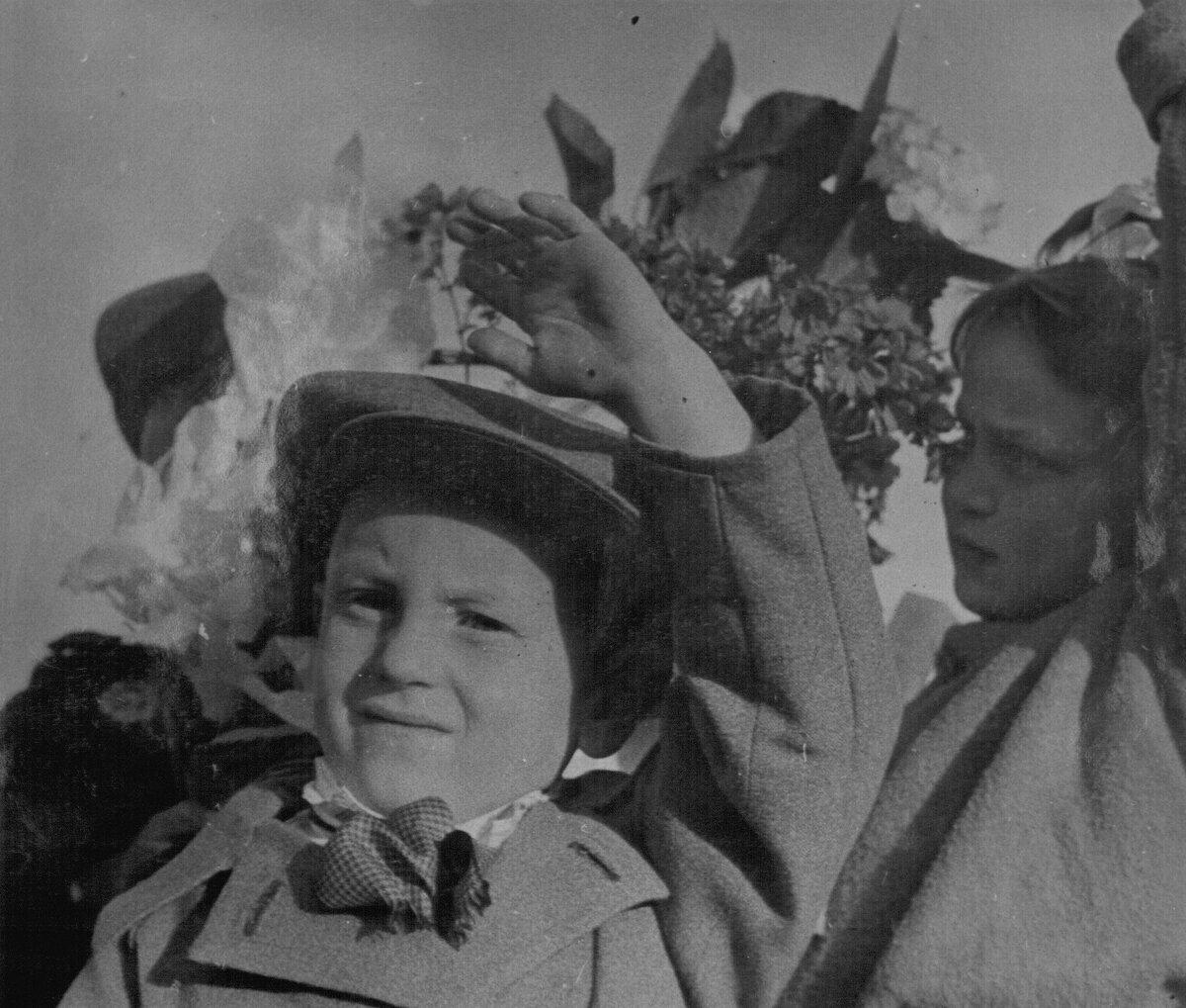 Перелёт М. В. Водопьянова «Москва - Земля Франца-Иосифа». Лётчика встречает его сын. 1936 год.