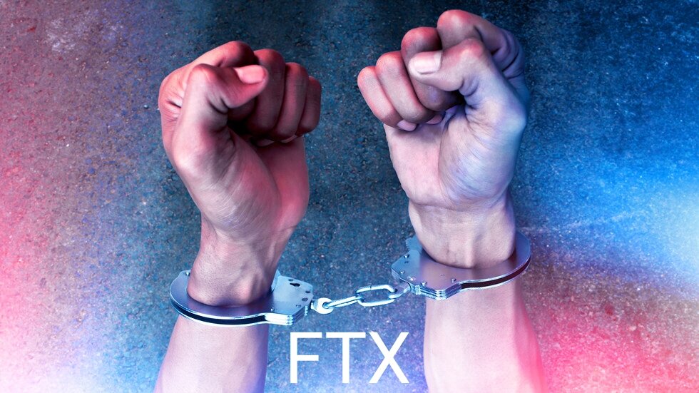 скованный почему две. скованный почему две. скованный почему две. руки в цепях. скованный почему две.