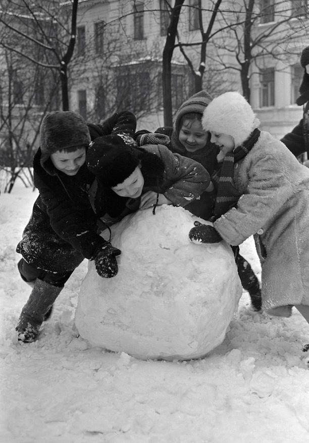 Снежок ссср. Советские дети зимой. Советское детство зимой. Советские дети в снегу. Зимние забавы советских детей.