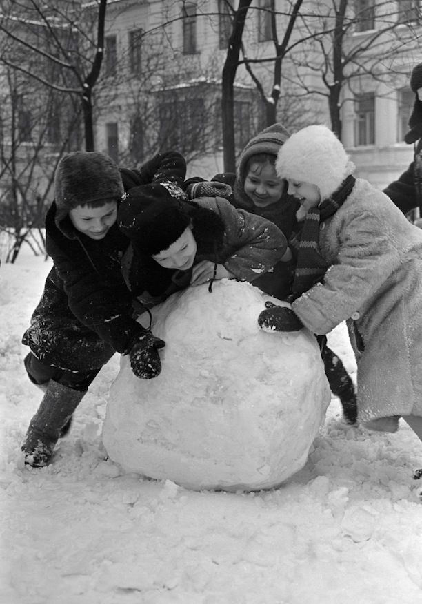 Зима ссср. Советское детство зимой. Советские дети зимой. Зимние забавы советских детей. Советское детство снежки.