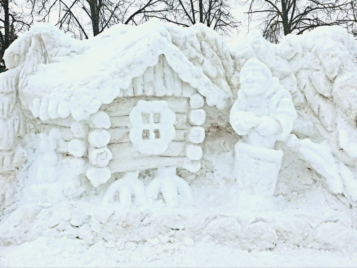    Из шести снежных скульптур, которые должны появиться на площади, на сегодняшний день многие уже увидели «Бабу Ягу» Pravda-nn.ru