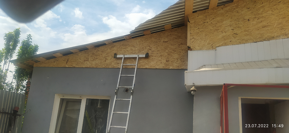 Профлист на месте. Зашили фронтон. 