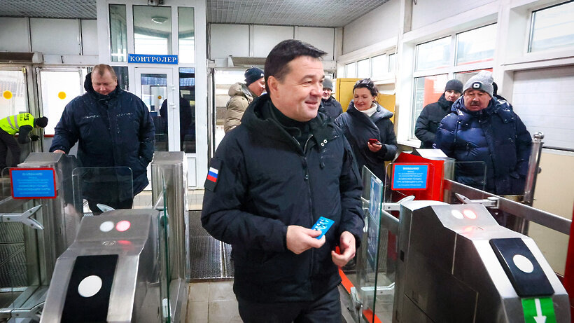    Губернатор Андрей Воробьев в ходе проверки электричек в Пушкино © Антон Чернов, «Подмосковье Сегодня»